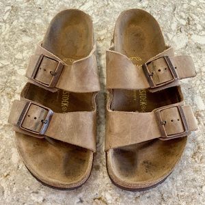 Birkenstock Arizona leather 2 strap upper.